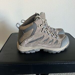 Columbia Women’s Hiking Boots Size 8 US